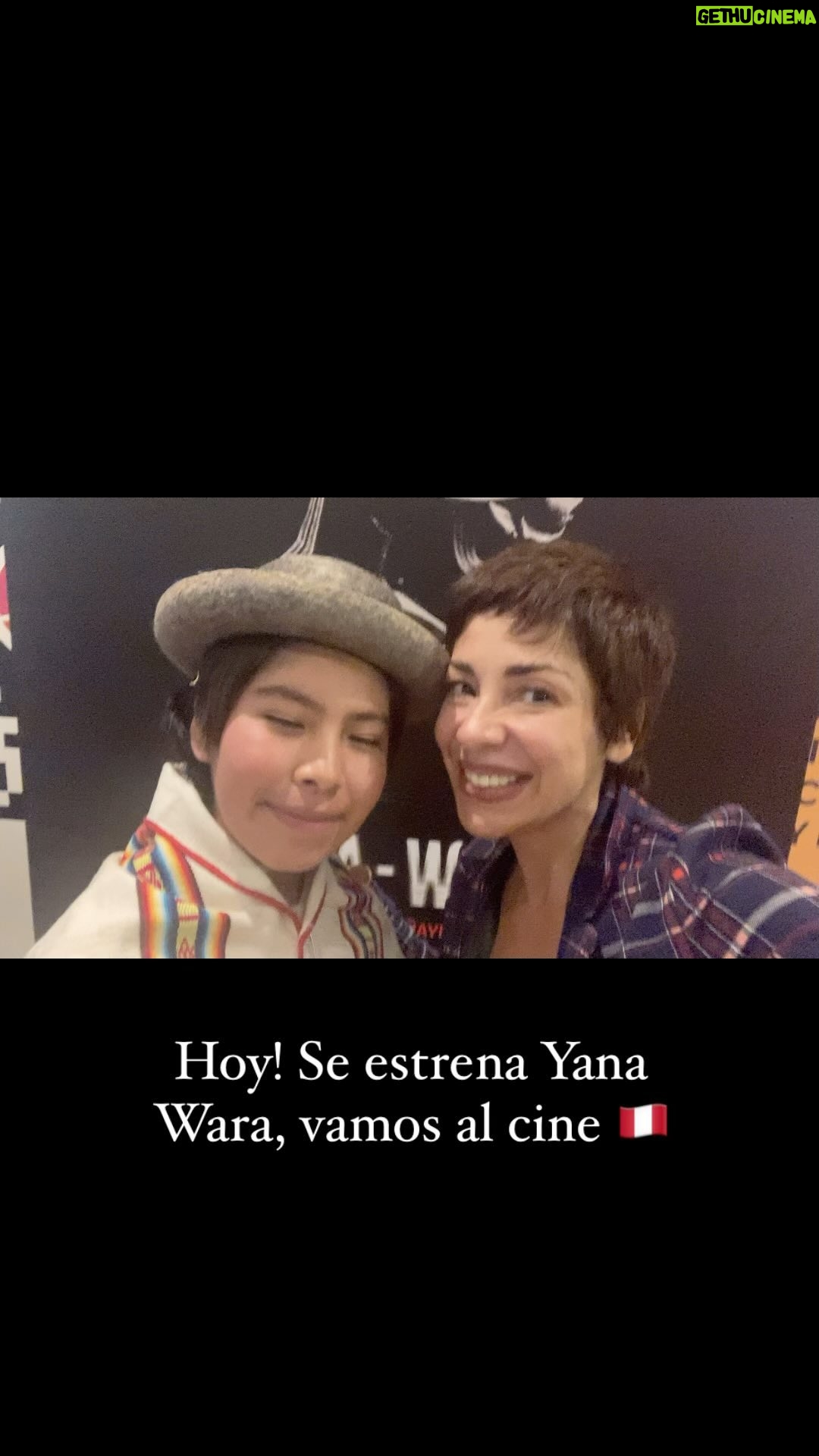 Tatiana Astengo Instagram - Reconozco que me sentí avergonzada, si, de no conocer tantos lugares, historias y cultura de mi propio país… aunque intento hacer la tarea al ver Yana Wara entiendo que me falta mucho por recorrer y reconocer. Una película en aimara me devuelve a esa realidad, que somos un país más del 80 % andino y que no nos pertenece solo a los limeños… existe todo un mundo mágico, tan impresionante como misterioso lejos de nuestra burbuja pero que compartimos las mismas angustias, injusticias, miedos y frustraciones. Es muy triste asumir la pérdida del talentoso Oscar Catacora que con su película #Wiñaypacha nos sorprendió tremendamente con una historia tan potente como dolorosa, una lástima que muriera en pleno rodaje, en el ande, por no encontrar asistencia médica cercana… pero nos deja otra película estupenda junto con su hermano Tito Catacora generosamente nos entregan este cuento tan mágico como trágico. Haya magia, hay violencia, hay injusticia, hay humor también y sobre todo hay corazón ❤️ El trabajo orgánico de su protagonista, una joven Luz Diana Mamani le da esa inocencia y vulnerabilidad que luego es quebrada hasta el extremo y se te estruja el corazón…😞 Una película que ha tomado más de 8 años y que merece la pena ver ya, ir a los primeros días desde hoy antes que los cines la retiren… ya saben. Vayan y disfruten de la singular historia la creativa fotografía y el sonido que es un personaje más… @ccpucp #Yanawara