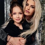 Tatiana Larina Instagram - Волшебство праздников еще со мной! ✨💖 Я не могла не поделиться #Backstage с нашей совместной новогодней фотосессии с @tatianalarina_official – фото и видео слишком волшебные! 📸❄️ Люблю праздники до безумия, ведь в это время случаются самые настоящие чудеса! 🎉✨ Да, я ещё юна, но я так хочу, чтобы вера в чудеса оставалась со мной навсегда, даже когда я вырасту! 🌟👧 #маленькаямодель #праздничноенастроение #верювчудеса