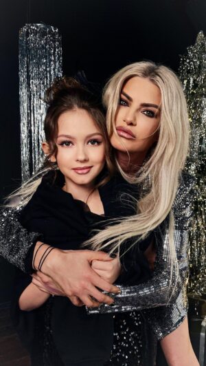 Tatiana Larina Instagram - Волшебство праздников еще со мной! ✨💖 Я не могла не поделиться #Backstage с нашей совместной новогодней фотосессии с @tatianalarina_official – фото и видео слишком волшебные! 📸❄️ 
Люблю праздники до безумия, ведь в это время случаются самые настоящие чудеса! 🎉✨ Да, я ещё юна, но я так хочу, чтобы вера в чудеса оставалась со мной навсегда, даже когда я вырасту! 🌟👧 #маленькаямодель #праздничноенастроение #верювчудеса