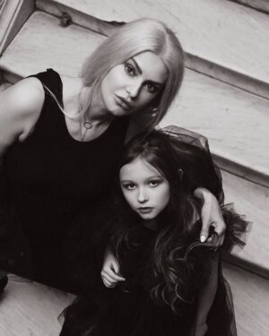 Tatiana Larina Instagram - 🌟👧🎀 Нет ничего ценнее, чем знать, что за моей спиной крепкая поддержка и бесконечная любовь! Мне всего 10 лет, но уже чувствую, что могу добиться любых вершин, потому что моя семья всегда рядом. 🧗‍♀️👨‍👩‍👧
Вам не видно, но кто-то прячется по другую сторону объектива!

С каждым днем я учусь быть сильнее, умнее и добрее, а всё благодаря вам, мои дорогие. Спасибо за то, что верите в меня даже больше, чем я сама. Ваша вера в мои силы – это самый лучший подарок, который только можно мечтать! 💖🎁

#семейнаяподдержка #10лет #сила #растиВместе #девушкискрепостью #верьВсебя #любовь #семья