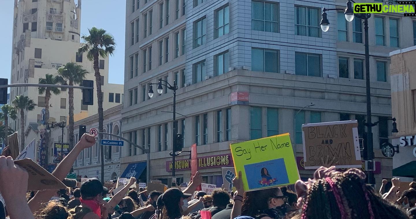 Tatiana Maslany Instagram - 50K in LA #blacklivesmatter #defundthepolice @mvmnt4blklives @blmlosangeles @blklivesmatter @bldpwr #breonnataylor #georgefloyd #tonymcdade #ahmaudarbery #ninapop