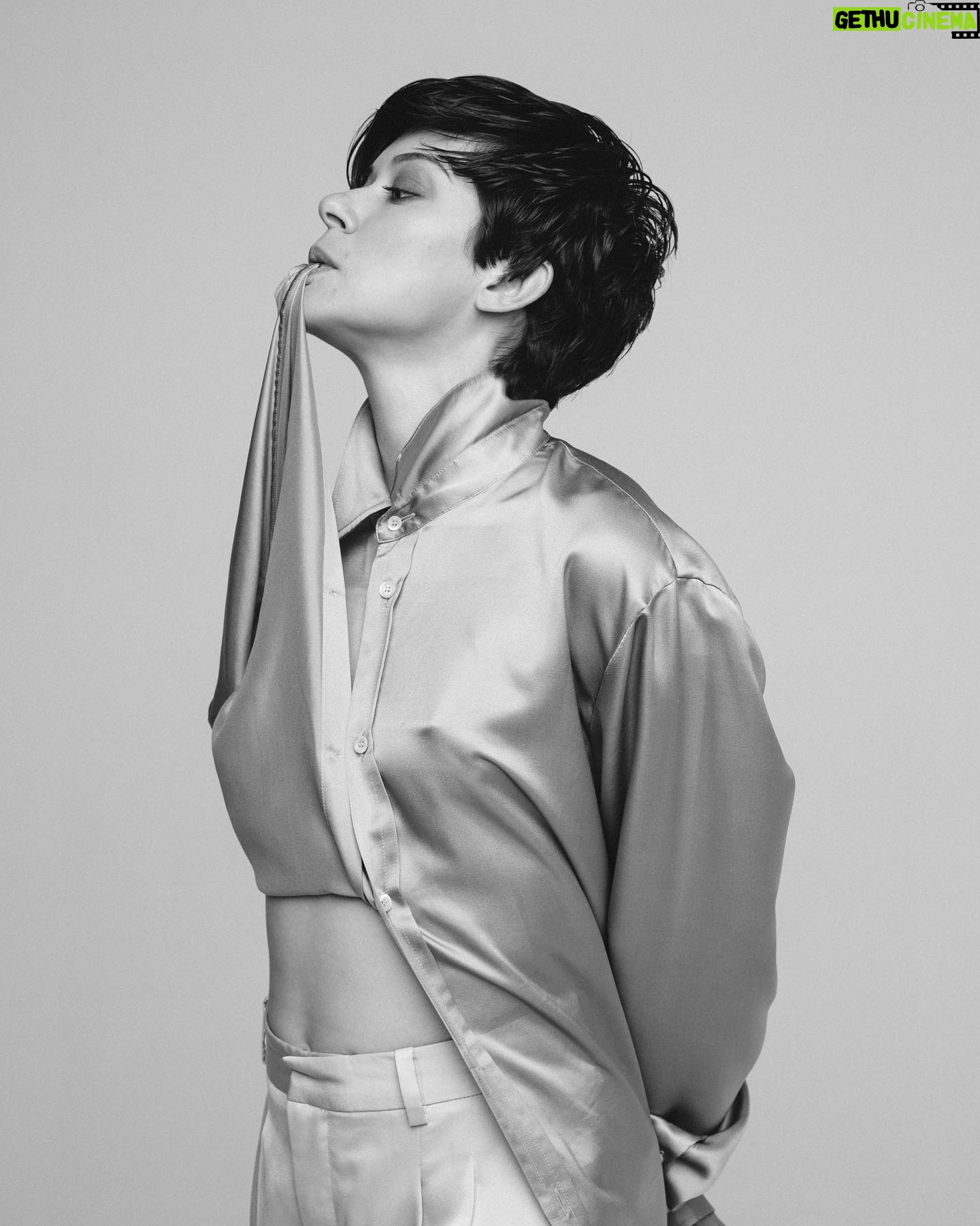 Tatiana Maslany - 33.8K Likes - Eats, shirts & leaves 📸: @catielaffoon 🖤 styling: @tarzinichols hair: @creightonbowman makeup: @kimbermakeup