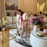 Tatiana Stefanidou Instagram - Γλυκιά καλημέρα σε όλους! 💖#whiteinterior #pink #dogsofinstagram