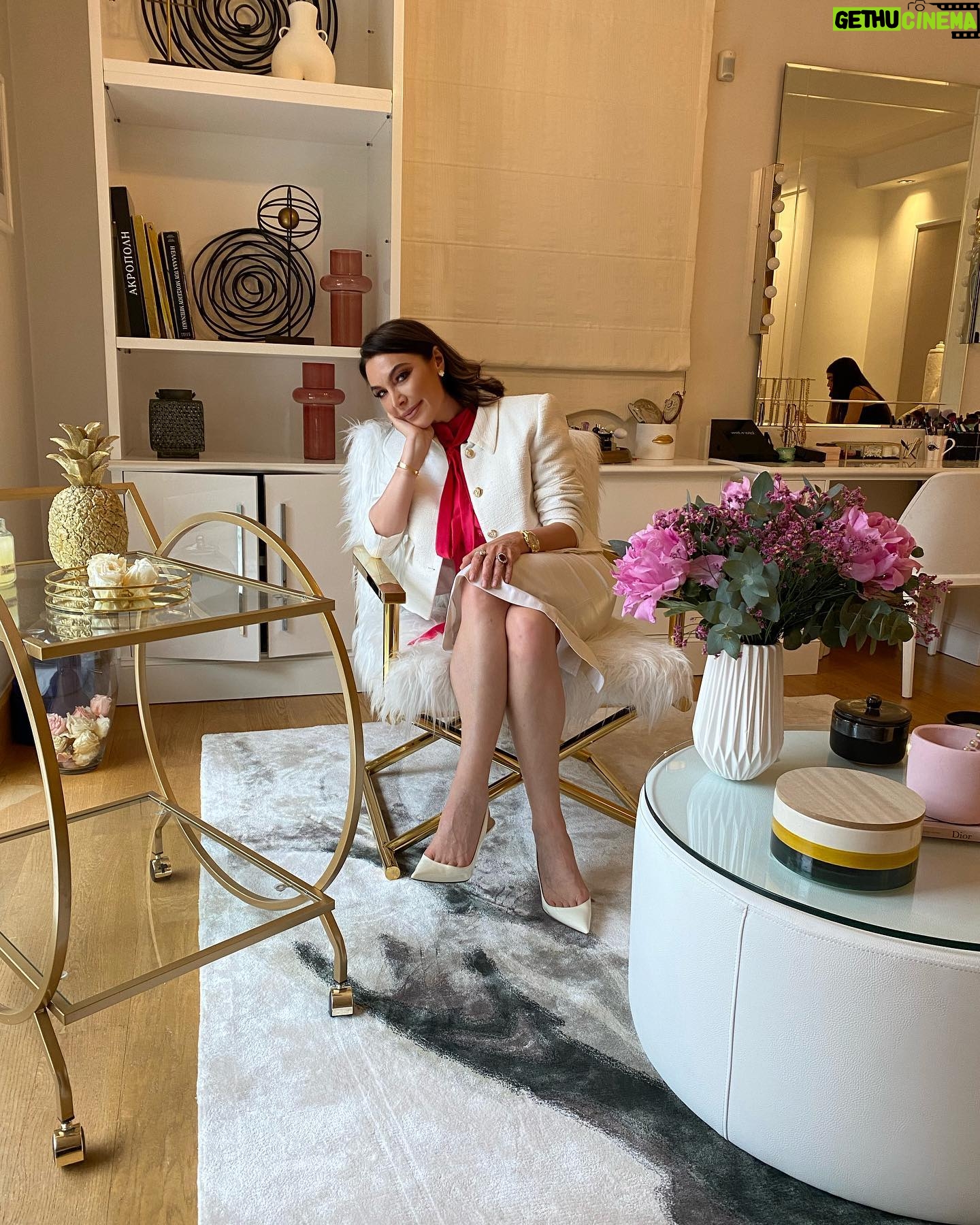 Tatiana Stefanidou Instagram - Γλυκιά καλημέρα σε όλους! 💖#whiteinterior #pink #dogsofinstagram