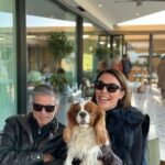 Tatiana Stefanidou Instagram - Καλημέρα και καλό σκ σε όλους! Αγκαλιά με το πιο χαϊδεμένο παιδι 🐶 της @katko_styles που θέλει μόνο τη μαμά του. Η pic από τη φωτογράφο της παρέας @christygef 🤎#dogsofinstagram #cavalierkingcharlesspaniel