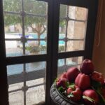 Tatiana Stefanidou Instagram - To ξενοδοχείο #imarethotel είναι ένα ιστορικό μνημείο που ξεκίνησε να χτίζεται το 1813 και ολοκληρώθηκε το 1840 με έξοδα του Οθωμανού στρατηγού Μωχάμετ Άλι στην #καβαλα Αργότερα προστέθηκαν τα γραφεία διοίκησης δίπλα στο οικοτροφείο και την ιερατική σχολή. Η Καβάλα οφείλει αυτό το κόσμημα στην Άννα Μισσιριάν που το 1990 γοητευμένη από την ιστορία του ετοιμόρροπου τότε κτιρίου, πάλεψε έξι χρόνια με τον οργανισμό βακουφίων Αιγύπτου, στον οποίο ανήκει το κτίριο, προκειμένου να το αναστηλώσει, φωτίζοντας ένα σημαντικό κομμάτι της σύγχρονης ελληνικής ιστορίας. #greece #kavala