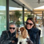 Tatiana Stefanidou Instagram - Καλημέρα και καλό σκ σε όλους! Αγκαλιά με το πιο χαϊδεμένο παιδι 🐶 της @katko_styles που θέλει μόνο τη μαμά του. Η pic από τη φωτογράφο της παρέας @christygef 🤎#dogsofinstagram #cavalierkingcharlesspaniel