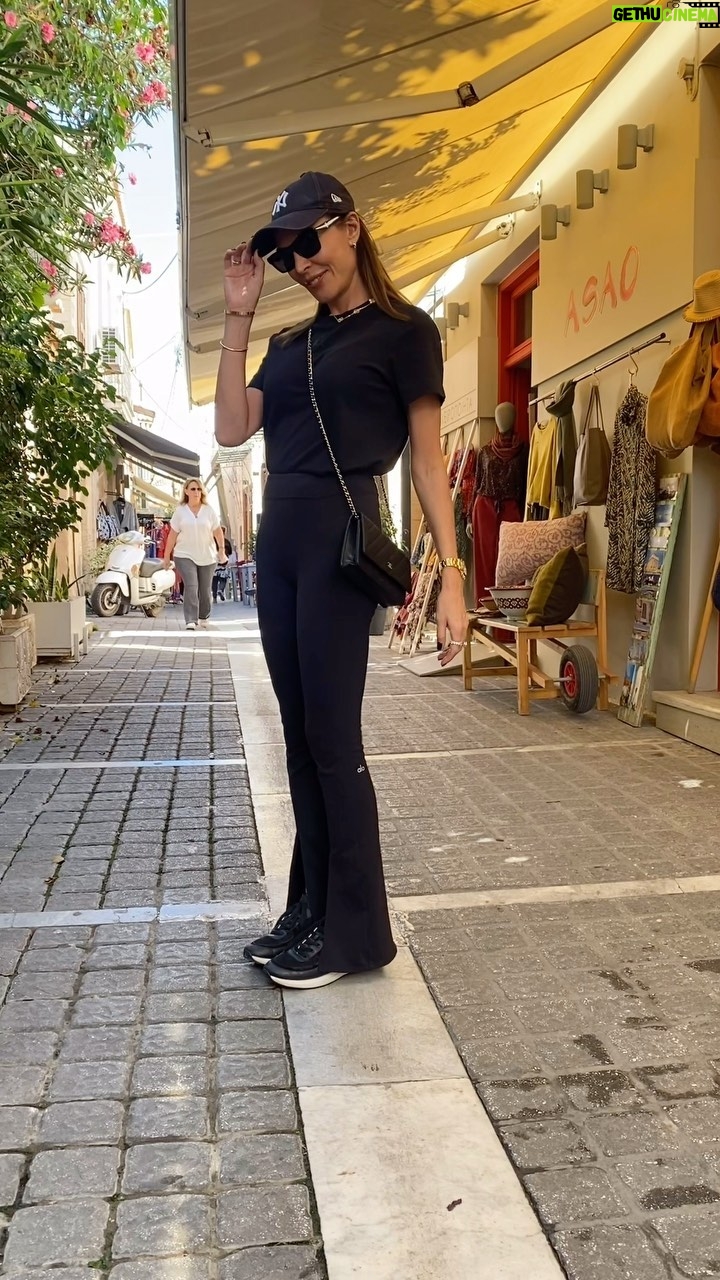 Tatiana Stefanidou Instagram - #αιγινα 🫶🏻🌺🌼🌸🐱
