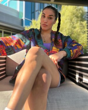 Tatiana Suarez Instagram - “It’ll take a whole lot for me to settle.” 🎶 🎼 🎵 

Wrestling is on the schedule for today. 
Can’t wait. I love my job. ❤️ Also, look at that scar. A reminder of what I have overcome 🙏🏽

#mma #wmma #ufc #wrestling
