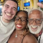 Tatiana Tiburcio Instagram - Ontem foi dia de @id_br um prêmio muito importante para o povo negro mas eu não tinha como estar lá porque ontem tbm aconteceu um evento muito especial: a pré estreia do longa DIÁLOGOS COM RUTH DE SOUZA de Juliana Vicente @julianavicente.br . O filme conta a trajetória da minha querida amiga Ruthinha. Uma das maiores atrizes do cinema, teatro e TV do Brasil cuja trajetória não recebe os holofotes merecidos não só pelo talento incontestável mas pela gigantesca contribuição para abertura de caminhos para as atrizes negras desse pais. Se hj eu sou atriz foi por conta dos meus olhos terem cruzado os olhos de Ruth numa cena do filme Sinhá Moça quando eu tinha uns onze, doze anos. Uns 15 ou 20 anos depois me encontrei com Ruth em minha primeira novela (curiosamente, Sinhá Moça) e a partir daí ela se tornou minha melhor amiga, estando presente nos momentos mais significativos da minha caminhada pessoal e profissional. No meu casamento, no nascimento do meu filho, na minha separação... rla sempre estava lá pra mim e eu pra ela... então ontem eu não podia estar em outro lugar senão ali de frente para o Teatro Municipal do Rio de Janeiro onde ela brilhou com o Teatro Experimental do Negro e onde me despedi de seu corpo em seu velório. Ontem um filme me passou na cabeça enquanto assistia o longa naquele lugar tão emblemático. Passei muito mal o dia todo... acho q meu emocional estava gritando. Mas no final da projeção, depois de abraçar a Ju, de encontrar meu mestre, amigo, pai, @hiltoncobra Cobrinha percebi q meu mal estar foi embora com minhas lágrimas de saudade e deu espaço para um gigantesco sentimento de gratidão, esperança e amor por aquela q me inspirou a ser a atriz q sou hj. Minha amiga... minha Ruthinha... como eu te amo! Parabéns Ju Vicente e @ornellas.dani por terem eternizado no veículo q ela mais amava sua brilhante trajetória. Foi uma noite mágica de encontros, reencontros e mais uma vez despedida da minha Ruthinha... t amo pra sempre...❤️ DIÁLOGOS COM RUTH DE SOUZA a partir de hj nos cinemas do Brasil