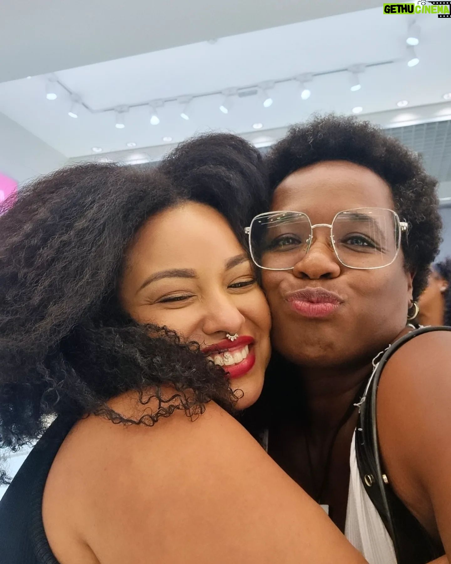 Tatiana Tiburcio Instagram - Coisa boa é a gente se cuidar e receber mimos! Ontem fui conhecer a @de_benguela e saí de lá encantada!!! Obrigada pelo carinho meninas!!! Já já tem look novo😘😘😘