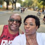 Tatiana Tiburcio Instagram - E bem no meio da minha festa de aniversário ele partiu... aos 53 anos de idade. Meu tio Valdo. Elivaldo. Valdinho. Foi tudo tão rápido... na semana anterior me ligaram dizendo q ele foi internado as pressas na UTI. Corri pra São Paulo no mesmo instante com meu primo e meu tio mais velho e vivemos dias enlouquecedores. Pensei em cancelar a festa. Os amigos e minha mãe não deixaram. Uma montanha russa de emoções. Não dormimos direito, nos desdobrados em mil pra tentar fazer tudo o q podíamos para vc ficar com a gente mas os planos de Deus foram outros. Melhores pra vc, com certeza... mas triste, muito triste pra nós. Sinto muito não ter atendido quando vc ligou... não ter respondido aquele direct com música q vc achou q eu ia gostar ou não ter te dado o tanto de atenção q vc queria... vc tava sempre presente. Em todos os meus espetáculos e estreias q vc podia. Falava de nós, seus sobrinhos com tanto orgulho e admiração... era quem mantinha o elo da família vivo. Parecia ter 15 anos de idade. Um menino... com seus defeitos, manhas e chatices, mas muito amado. A vida é mesmo surpreendente... vc foi embora no dia do meu aniversário... no meio da minha festa, no momento em que comemoravamos a vida ela tbm se findava. E até nisso a espiritualidade foi generosa porque me permitiu estar cercada de amigos, amor e afeto no momento q eu mais precisava. Q sua passagem seja tranquila. Q vovô e vovó te recebam de braços abertos e q quando eu tiver velhinha vc esteja lá pra me receber tbm. Porque eu quero viver muito por vc e por todos q amo porque apesar desses momentos difíceis a vida sempre vale a pena de ser vivida. Viva a vc meu amor. Viva a vida!!! Até um dia...