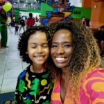 Tatiana Tiburcio Instagram - Final de semana foi a festa desse pequeno q tomou de assalto meu coração @matheusassis.oficial . Foi uma maratona!!! Estava em São Paulo trabalhando mas prometi q dava um jeito de ir... e fui! 6h de ônibus depois de um dia intenso, ida corrida ao shopping pra comprar o presente na última hora, lidar com o ciume do meu filho (rrss) me perder de carro na Taquara, chegar na festa pra ficar 20min e sair correndo pro aeroporto pra pegar o último voo possível pra estar no set de filmagem as 7h do dia seguinte. Ufa!!! Foi puxado...mas eu faria tudo de novo! Te amo meu Teteu!!! Felicidades hj e sempre. Um xero da eterna vovó Jussara
