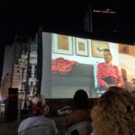 Tatiana Tiburcio Instagram - Ontem foi dia de @id_br um prêmio muito importante para o povo negro mas eu não tinha como estar lá porque ontem tbm aconteceu um evento muito especial: a pré estreia do longa DIÁLOGOS COM RUTH DE SOUZA de Juliana Vicente @julianavicente.br . O filme conta a trajetória da minha querida amiga Ruthinha. Uma das maiores atrizes do cinema, teatro e TV do Brasil cuja trajetória não recebe os holofotes merecidos não só pelo talento incontestável mas pela gigantesca contribuição para abertura de caminhos para as atrizes negras desse pais. Se hj eu sou atriz foi por conta dos meus olhos terem cruzado os olhos de Ruth numa cena do filme Sinhá Moça quando eu tinha uns onze, doze anos. Uns 15 ou 20 anos depois me encontrei com Ruth em minha primeira novela (curiosamente, Sinhá Moça) e a partir daí ela se tornou minha melhor amiga, estando presente nos momentos mais significativos da minha caminhada pessoal e profissional. No meu casamento, no nascimento do meu filho, na minha separação... rla sempre estava lá pra mim e eu pra ela... então ontem eu não podia estar em outro lugar senão ali de frente para o Teatro Municipal do Rio de Janeiro onde ela brilhou com o Teatro Experimental do Negro e onde me despedi de seu corpo em seu velório. Ontem um filme me passou na cabeça enquanto assistia o longa naquele lugar tão emblemático. Passei muito mal o dia todo... acho q meu emocional estava gritando. Mas no final da projeção, depois de abraçar a Ju, de encontrar meu mestre, amigo, pai, @hiltoncobra Cobrinha percebi q meu mal estar foi embora com minhas lágrimas de saudade e deu espaço para um gigantesco sentimento de gratidão, esperança e amor por aquela q me inspirou a ser a atriz q sou hj. Minha amiga... minha Ruthinha... como eu te amo! Parabéns Ju Vicente e @ornellas.dani por terem eternizado no veículo q ela mais amava sua brilhante trajetória. Foi uma noite mágica de encontros, reencontros e mais uma vez despedida da minha Ruthinha... t amo pra sempre...❤️ DIÁLOGOS COM RUTH DE SOUZA a partir de hj nos cinemas do Brasil