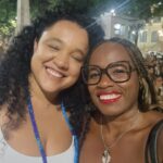 Tatiana Tiburcio Instagram - Ontem foi dia de @id_br um prêmio muito importante para o povo negro mas eu não tinha como estar lá porque ontem tbm aconteceu um evento muito especial: a pré estreia do longa DIÁLOGOS COM RUTH DE SOUZA de Juliana Vicente @julianavicente.br . O filme conta a trajetória da minha querida amiga Ruthinha. Uma das maiores atrizes do cinema, teatro e TV do Brasil cuja trajetória não recebe os holofotes merecidos não só pelo talento incontestável mas pela gigantesca contribuição para abertura de caminhos para as atrizes negras desse pais. Se hj eu sou atriz foi por conta dos meus olhos terem cruzado os olhos de Ruth numa cena do filme Sinhá Moça quando eu tinha uns onze, doze anos. Uns 15 ou 20 anos depois me encontrei com Ruth em minha primeira novela (curiosamente, Sinhá Moça) e a partir daí ela se tornou minha melhor amiga, estando presente nos momentos mais significativos da minha caminhada pessoal e profissional. No meu casamento, no nascimento do meu filho, na minha separação... rla sempre estava lá pra mim e eu pra ela... então ontem eu não podia estar em outro lugar senão ali de frente para o Teatro Municipal do Rio de Janeiro onde ela brilhou com o Teatro Experimental do Negro e onde me despedi de seu corpo em seu velório. Ontem um filme me passou na cabeça enquanto assistia o longa naquele lugar tão emblemático. Passei muito mal o dia todo... acho q meu emocional estava gritando. Mas no final da projeção, depois de abraçar a Ju, de encontrar meu mestre, amigo, pai, @hiltoncobra Cobrinha percebi q meu mal estar foi embora com minhas lágrimas de saudade e deu espaço para um gigantesco sentimento de gratidão, esperança e amor por aquela q me inspirou a ser a atriz q sou hj. Minha amiga... minha Ruthinha... como eu te amo! Parabéns Ju Vicente e @ornellas.dani por terem eternizado no veículo q ela mais amava sua brilhante trajetória. Foi uma noite mágica de encontros, reencontros e mais uma vez despedida da minha Ruthinha... t amo pra sempre...❤️ DIÁLOGOS COM RUTH DE SOUZA a partir de hj nos cinemas do Brasil