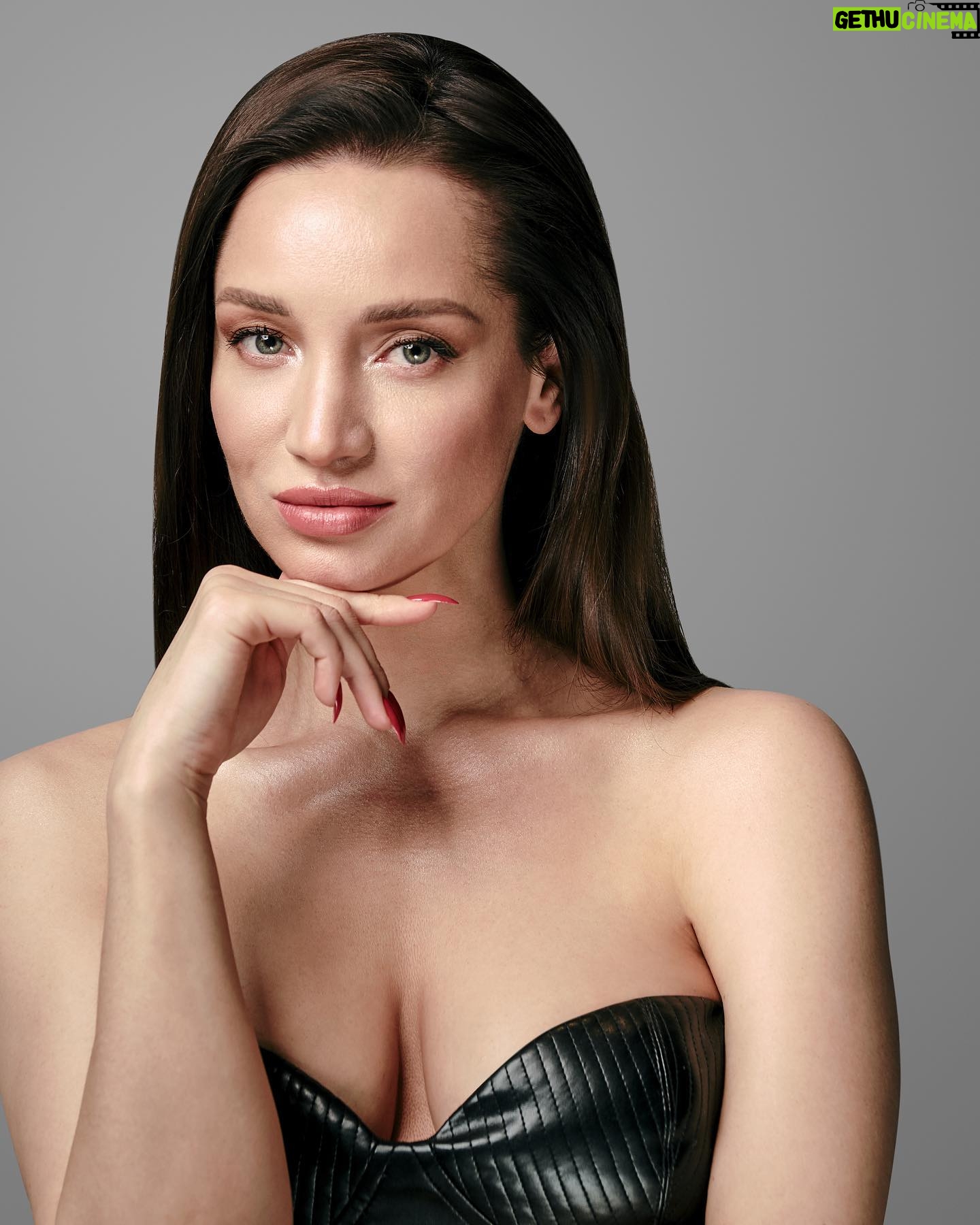 Tatyana Denisova - 27.5K Likes - 💄💋
«Я такая, какая есть, нравится вам это или нет».
Иконическая помада Rouge Pur Couture от @YSLBEAUTY для женщин, которые знают, что хотят сказать. И как это сказать.
Помада, которая ясно показывает мои убеждения.
#ROUGETALKS #YSLBEAUTY @YSLBEAUTY @REDKEN
@kirillshabalin @ani_mikheeva @ekaterina_o_goncharova
@zhenyabayan @di_petrusha
💄Оттенок № 156 — Nu Transgression
Приготовьтесь нарушать правила: говорить громко или шептать страстно, неважно.
С этим нюдовым оттенком я-это я.
💄Оттенок № 1966 — Rouge Libre
1966 год — когда Ив Сен-Лоран нарушил привычные представления о ношении смокинга. Мощный элемент мужского гардероба неожиданно стал женским. Свобода собственных решений и удовольствие от провокационных высказываний.