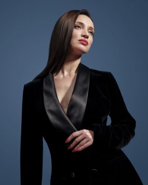 Tatyana Denisova Instagram - 💄💋

«Я такая, какая есть, нравится вам это или нет».
Иконическая помада Rouge Pur Couture от @YSLBEAUTY для женщин, которые знают, что хотят сказать. И как это сказать. 

Помада, которая ясно показывает мои убеждения. 
#ROUGETALKS #YSLBEAUTY @YSLBEAUTY @REDKEN 

@kirillshabalin @ani_mikheeva @ekaterina_o_goncharova
@zhenyabayan @di_petrusha

💄Оттенок № 156 — Nu Transgression
Приготовьтесь нарушать правила: говорить громко или шептать страстно, неважно.
С этим нюдовым оттенком я-это я.

  💄Оттенок № 1966 — Rouge Libre
1966 год — когда Ив Сен-Лоран нарушил привычные представления о ношении смокинга. Мощный элемент мужского гардероба неожиданно стал женским. Свобода собственных решений и удовольствие от провокационных высказываний.