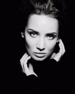 Tatyana Denisova Instagram - Нашла фото старое. Не люблю фотографироваться, правда @iartsevava  Валюша? Не поймать меня.
Надо учиться. 
Как дела у Вас?🖤🐾