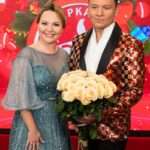 Tatyana Morozova Instagram - Это было абсолютно незабываемо! Я в этот вечер своего деда мороза нашла, но он ещё думает 😂😂😂 Спасибо моему соведущему @oleshkoaleksandr — настоящий профессионал! Было приятно и легко поработать вместе :) Платье: @boutique_orchideya Украшение: @esperance_boutique
