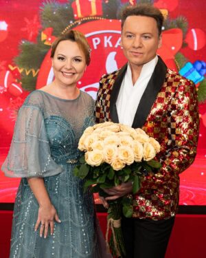 Tatyana Morozova Instagram - Это было абсолютно незабываемо! Я в этот вечер своего деда мороза нашла, но он ещё думает 😂😂😂 

Спасибо моему соведущему  @oleshkoaleksandr — настоящий профессионал! Было приятно и легко поработать вместе :)

Платье: @boutique_orchideya

Украшение: @esperance_boutique