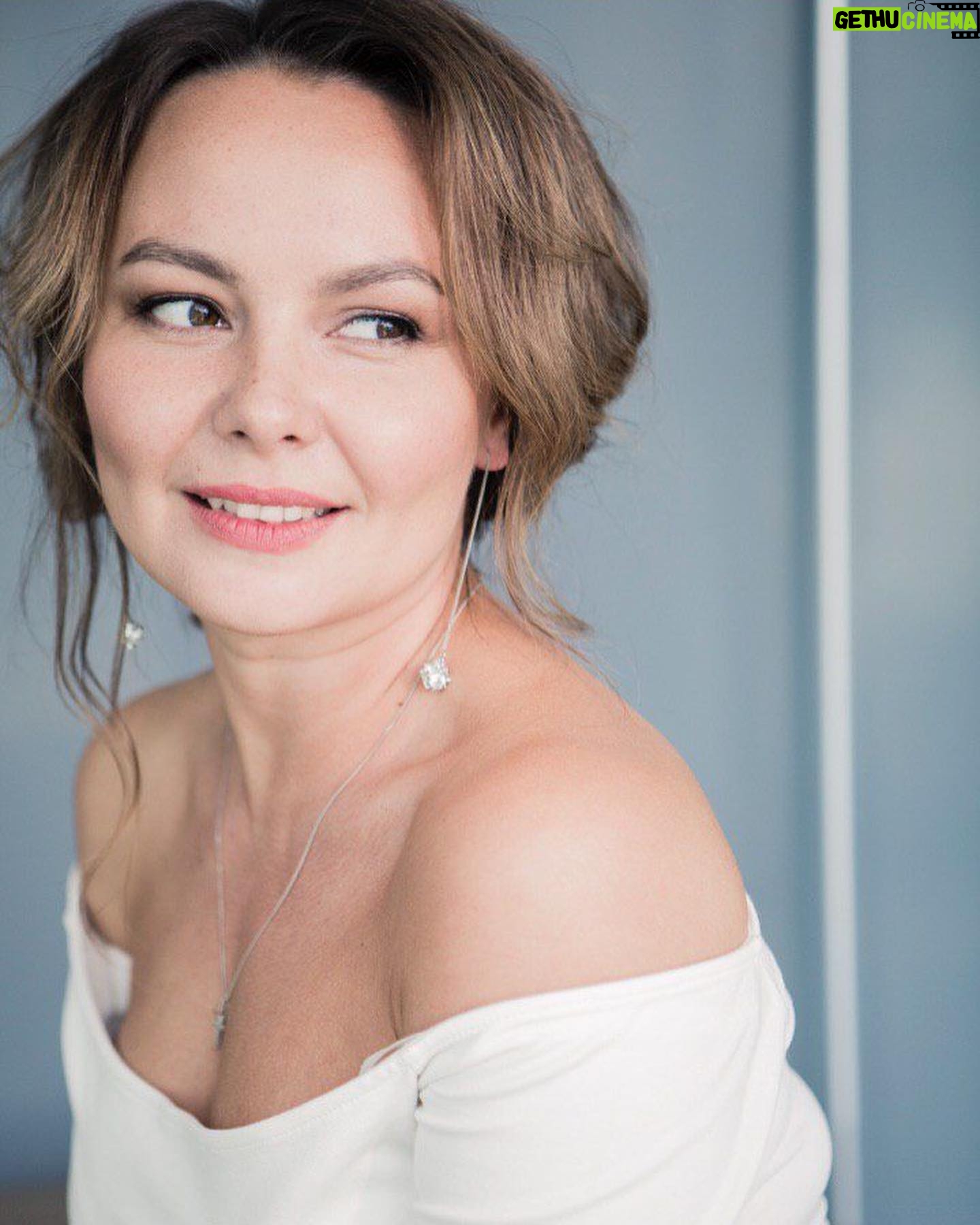Tatyana Morozova Instagram - Друзья, сегодня прекрасный день! Ведь ровно **** лет назад на свет появилась я, с чем можно меня и поздравить в комментариях!😁 А на самом деле, свой день рождения я посвящаю всегда своим родителям, особенно дорогой маме! Люблю вас безмерно!! А теперь угадайте, сколько же мне исполнилось😜 Возраст не скрываю, просто хочу поиграть с вами в угадайку хе-хе!😘