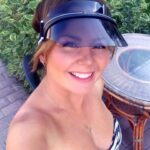 Tatyana Morozova Instagram - Кто ж несколько лет назад мог подумать, что такие пластиковые кепки прекратятся из модного аксессуара, в средство защиты?🤪 А тут под конец года ещё и новый штамм вируса нашли, на который нынешние вакцины не сильно-то действуют. Здравствуй, 2022-й! Новый год будет веселым😁 Что думаете по поводу ситуации, снимем мы уже эти маски в следующем году?