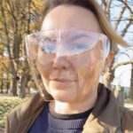 Tatyana Morozova Instagram - Кто ж несколько лет назад мог подумать, что такие пластиковые кепки прекратятся из модного аксессуара, в средство защиты?🤪 А тут под конец года ещё и новый штамм вируса нашли, на который нынешние вакцины не сильно-то действуют. Здравствуй, 2022-й! Новый год будет веселым😁 Что думаете по поводу ситуации, снимем мы уже эти маски в следующем году?