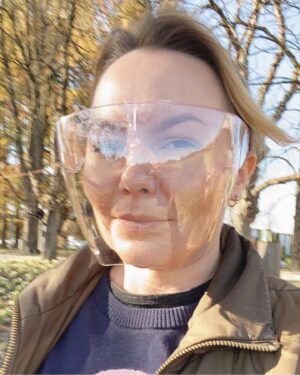 Tatyana Morozova Instagram - Кто ж несколько лет назад мог подумать, что такие пластиковые кепки прекратятся из модного аксессуара, в средство защиты?🤪

А тут под конец года ещё и новый штамм вируса нашли, на который нынешние вакцины не сильно-то действуют. Здравствуй, 2022-й! Новый год будет веселым😁

Что думаете по поводу ситуации, снимем мы уже эти маски в следующем году?