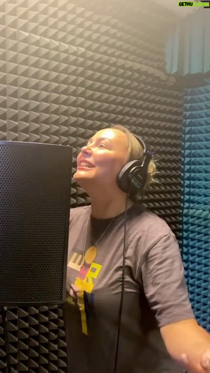 Tatyana Morozova - 1.5K Likes - Мечты детства исполняются!
Я говорила прежде, что озвучиваю маму Нону в мультсериале «Кошечки-собачки»☺️
А вот непосредственно процесс закулисья, сейчас записываем новогодние выпуски, нужно успеть все подготовить вовремя🙌
Поделитесь, персонажа из какого мультфильма вы бы с радостью озвучили?)