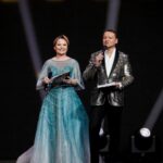Tatyana Morozova Instagram - Это было абсолютно незабываемо! Я в этот вечер своего деда мороза нашла, но он ещё думает 😂😂😂 Спасибо моему соведущему @oleshkoaleksandr — настоящий профессионал! Было приятно и легко поработать вместе :) Платье: @boutique_orchideya Украшение: @esperance_boutique