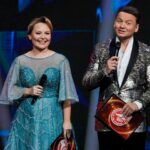 Tatyana Morozova Instagram - Это было абсолютно незабываемо! Я в этот вечер своего деда мороза нашла, но он ещё думает 😂😂😂 Спасибо моему соведущему @oleshkoaleksandr — настоящий профессионал! Было приятно и легко поработать вместе :) Платье: @boutique_orchideya Украшение: @esperance_boutique