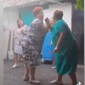 Tatyana Morozova Instagram - Говорите что хотите, но второй вариант определённо мой фаворит!!😁
Они танцуют с такой отдачей, энергией!

Аж самой хочется встать и также подвигаться, правда?)😋