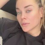 Tatyana Tereshina Instagram - Приходится оправдываться, увы. За отеки, а я человек, я и вино могу выпить и соленое съесть и от недосыпа, которым я страдаю с 20 лет? за морщины, которые иногда появляются, пусть и не явные, но им пора бы появляться к 45 годам то… , за то что я без тональника и пудры и фотошопа не такая идеальная, за то что я загружаю видео в рилсы предворительно отфотошопив их. Даже мой нос обосрали, который сроду огромным не был. Я красивой родилась и на лице представьте ничего не меняла, но я красивой родилась и умру такой же, если повезет то старушкой , сухой с лучиками у глаз…. Именно красивой.. мои глаза не нарисуешь… Примите уже этот факт, мигеры🫶🏻🌸
