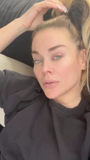 Tatyana Tereshina Instagram - Приходится оправдываться, увы. За отеки, а я человек, я и вино могу выпить и соленое съесть и от недосыпа, которым я страдаю с 20 лет? за морщины, которые иногда появляются, пусть и не явные, но им пора бы появляться к 45 годам то… , за то что я без тональника и пудры и фотошопа не такая идеальная, за то что я загружаю видео в рилсы предворительно отфотошопив их. Даже мой нос обосрали, который сроду огромным не был. 
 
Я красивой родилась и на лице представьте ничего не меняла, но я красивой родилась  и умру такой же, если повезет то старушкой , сухой  с лучиками у глаз…. Именно красивой.. мои глаза не нарисуешь… Примите уже этот факт, мигеры🫶🏻🌸