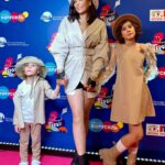 Tatyana Tereshina Instagram - Какой-то невероятный очень запоминающийся сегодня день . День когда я впервые выступила сразу с обоими своими детишками на сцене Кремлевского дворца на премии « Главные герои» канала Карусель. Исполнили мы песенку из мульт сериала « Дино сити». Невероятный номер юных исследователей нам поставили « Непоседы». Какие же вы маленькие умнички !! Все ,все детишки 👏🏼👏🏼Так старались🎈. Всем огромное люблю и спасибо 🩵 . P.s. Само выступление можно увидеть 4 ноября на канале Карусель . 🥰