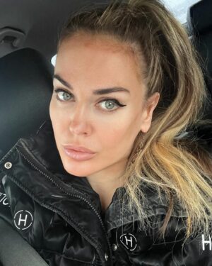 Tatyana Tereshina Instagram - Такую низкосчистотную ересь пишут люди под постами о Крокусе, включая мой. Я даже удалять не буду. Пусть это будет стеной позора примитивно мыслящих людей. Мне жаль всех людей мирных невинно пострадавших из любых стран.  А пишу я посты про свою страну, я тут живу, жила, влюблялась, рожала детей, строила карьеру.. я люблю все что с ней связано… . Я являюсь ее частью , более того я сама неоднократно ходила в Крокус Сити Холл. Выступала и посещала премии и концерты.. это очень близкое мне место.  Все кто желает простым мирным людям зла и злорадствует сейчас, поверьте, вы завязываете на себе кармический узел , делая плохо не тем  несчастным погибщим , а себе и своему потомству. Глядя на эту ярость в сообщениях я понимаю одно. Человечество не поменяется видимо никогда. Более 20 лет назад  жила в Москве в районе  Дубровка, неподалеку  от « Норд Оста».. проезжала даже оцепление.. адовое чувство… прошло года 23… и все те же  чувства…  И никакой надежды , что мир изменится. Все те же войны, все та же « гонка вооружений»… 💔