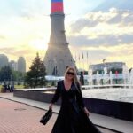Tatyana Tereshina Instagram – Летящей походкой мы все выходим из этого мая. Сегодня последний день календарной весны. Лето уже  в самом разгаре:
Я даже загорела, сын сбил себе коленки, дочь искусали комары.
 Друзья, какие планы на это лето?  Я все же хочу сделать персональную выставку своих картин. В мае много всего навалилось, не успела, потом отдых, море, солнце, счастье! 😍
