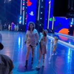 Tatyana Tereshina Instagram – Какой-то невероятный очень запоминающийся сегодня день . День когда я впервые выступила сразу с обоими своими детишками на сцене Кремлевского дворца на премии « Главные герои» канала Карусель. Исполнили мы песенку из мульт сериала « Дино сити». Невероятный номер юных  исследователей нам поставили « Непоседы». Какие же вы маленькие умнички !! Все ,все детишки 👏🏼👏🏼Так старались🎈. Всем огромное люблю и спасибо 🩵 . 
P.s. Само выступление можно увидеть 4 ноября на канале Карусель . 🥰