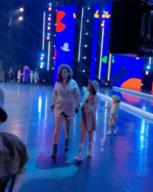 Tatyana Tereshina Instagram - Какой-то невероятный очень запоминающийся сегодня день . День когда я впервые выступила сразу с обоими своими детишками на сцене Кремлевского дворца на премии « Главные герои» канала Карусель. Исполнили мы песенку из мульт сериала « Дино сити». Невероятный номер юных  исследователей нам поставили « Непоседы». Какие же вы маленькие умнички !! Все ,все детишки 👏🏼👏🏼Так старались🎈. Всем огромное люблю и спасибо 🩵 . 
P.s. Само выступление можно увидеть 4 ноября на канале Карусель . 🥰