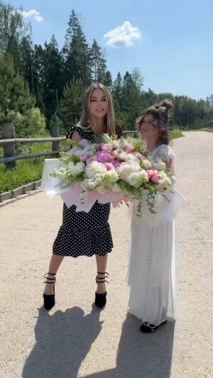 Tatyana Tereshina Instagram - Сегодня был последний звонок 🛎️ Начальной школы Арис в любимой @era_lapino ❤️
Невероятно трогательное событие. Дети прощались со своей по истине супер классной руководителтницей и это давалось им нелегко 🥲💔❤️‍🩹. 
Мария Борисовна, спасибо вам за ваш талант учителя, за невероятную чуткость и доброту,за умение в каждом ребенке найти изюминку, за нежность и аккуратность по отношению к деткам. Вы чудо учитель, нам очень повезло , что мы Вас нашли!🙏🏼🫶🏻❤️ . 
@cvetyfix  специально для  такого события по моим референсам сделали букет и нежный и огромный и легкий одновременно! Вы тоже крутые, спасибо!🙌🏼🎀🌸🌺🌸