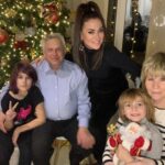 Tatyana Tereshina Instagram - С ДНЕМ РОЖДЕНИЯ МАМА!🥳 Будь здорова и весела)) как мы с тобой всегда!) 00:00 и я поздравляю мою маму с уже прошедшим днем рождения и вхожу в день рождения дочери. И Эту цепочку не прервать! 🧬 Какое счастье быть в этой матрице.. меня наградили твоим Аватаром))) !!это так.. по современному А если вспомнить что я дочка, то просто : Мамусь, спеки блинчики❤️ . БЛАГОДАРЮ ЗА ВСЕ, МОЯ ПЕРВАЯ , но постоянная любовь по имени мама.❤️🙏🏼 Мы сегодня с мамой,папой , и детьми весь вечер танцевали. Дочь под « Седую ночь» учила дедушку танцу (из моего детства, кстати,я то его помню, прикиньте), который она увидела из « Слово пацана. Кровь на асфальте.» 🩸🚿😉