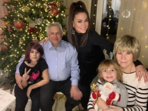 Tatyana Tereshina Instagram - С ДНЕМ РОЖДЕНИЯ МАМА!🥳
 Будь здорова и весела)) как мы с тобой всегда!)
00:00 и я поздравляю мою маму с уже прошедшим днем рождения и вхожу в день рождения  дочери. И Эту цепочку не прервать! 🧬
Какое счастье быть в этой матрице.. меня наградили твоим Аватаром))) !!это так.. по современному
А если вспомнить что я дочка, то просто : Мамусь, спеки блинчики❤️ . БЛАГОДАРЮ ЗА ВСЕ, МОЯ ПЕРВАЯ , но постоянная любовь по имени мама.❤️🙏🏼 Мы сегодня с мамой,папой , и детьми весь вечер танцевали. Дочь под « Седую ночь» учила дедушку танцу (из моего детства, кстати,я то его помню, прикиньте), который она увидела из « Слово пацана. Кровь на асфальте.» 🩸🚿😉