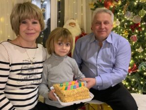 Tatyana Tereshina Instagram - С ДНЕМ РОЖДЕНИЯ МАМА!🥳
 Будь здорова и весела)) как мы с тобой всегда!)
00:00 и я поздравляю мою маму с уже прошедшим днем рождения и вхожу в день рождения  дочери. И Эту цепочку не прервать! 🧬
Какое счастье быть в этой матрице.. меня наградили твоим Аватаром))) !!это так.. по современному
А если вспомнить что я дочка, то просто : Мамусь, спеки блинчики❤️ . БЛАГОДАРЮ ЗА ВСЕ, МОЯ ПЕРВАЯ , но постоянная любовь по имени мама.❤️🙏🏼 Мы сегодня с мамой,папой , и детьми весь вечер танцевали. Дочь под « Седую ночь» учила дедушку танцу (из моего детства, кстати,я то его помню, прикиньте), который она увидела из « Слово пацана. Кровь на асфальте.» 🩸🚿😉