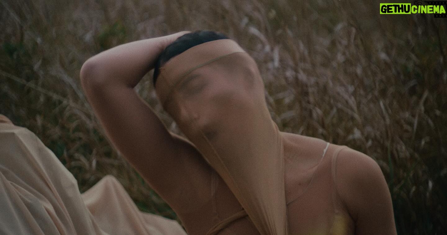 Taveeta Szymanowicz Instagram - stills from our little film "metamorphosis" — out now on @beyondtheshort ⭐️ link in bio x Creative Director:@taveeta DOP: @thepeterschnobb Producer: @madetotell Post Production: @thepeterschnobb First Assistant Camera: Jason Lin Production Assistant: @scottydynamo Hair, Makeup, Wardrobe: @jessgagliano Dancer/Choreographer: @taveeta Music: Spearfisher