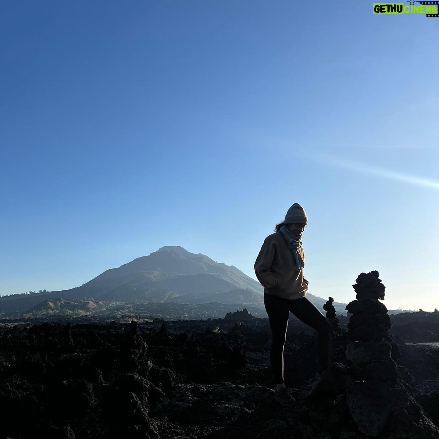 Taveeta Szymanowicz Instagram - travelling solo is terrifying and exhilarating but I love every second of it. Indonesia, your monkeys are wildn, your food is delicious, and your people are SO VERY kind. I’m tanner than tan, got smacked by a tree lizard, soared up a volcano, and am now a professional motor bike passenger haha. I have learned so much about your culture, made new friends, and even got to catch up with an old one! feeling very lucky and incredibly grateful for this life I get to live. Here’s to making the most out of it. matur suksma 🙏🏽🤍