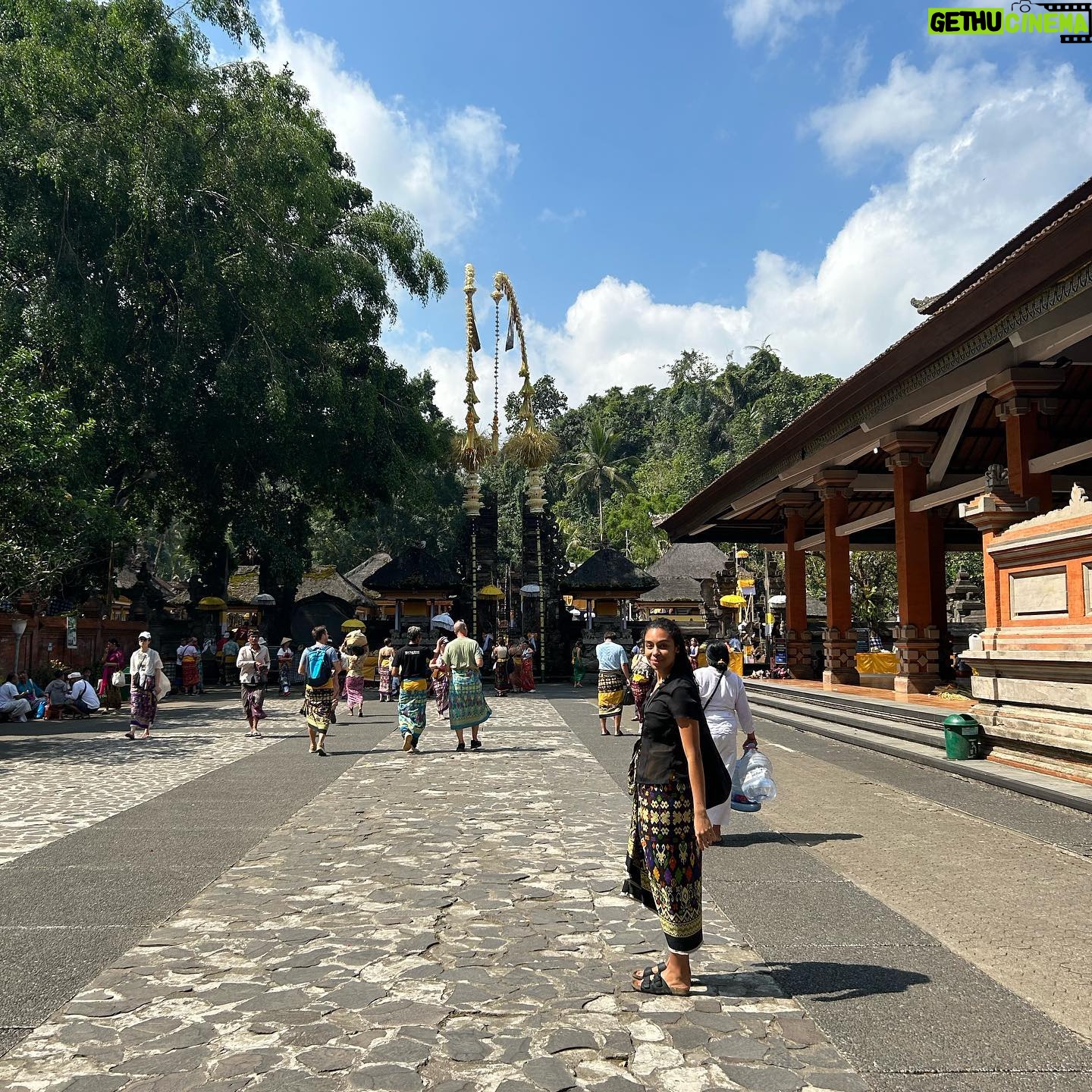 Taveeta Szymanowicz Instagram - travelling solo is terrifying and exhilarating but I love every second of it. Indonesia, your monkeys are wildn, your food is delicious, and your people are SO VERY kind. I’m tanner than tan, got smacked by a tree lizard, soared up a volcano, and am now a professional motor bike passenger haha. I have learned so much about your culture, made new friends, and even got to catch up with an old one! feeling very lucky and incredibly grateful for this life I get to live. Here’s to making the most out of it. matur suksma 🙏🏽🤍