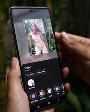 Taveeta Szymanowicz Instagram - Creating, capturing, and managing content has never been easier with my Samsung Galaxy Z Flip3 5G. I can take photos and videos hands-free with Flex Mode & easily upload directly to YouTube, and use Dual Screen to juggle all of my projects and life to do’s at the same time in Google Calendar and Gmail. Check out the Samsung Galaxy Z Flip3 5G for yourself at the link in my bio.

@samsungcanada #withGalaxy #comeswithGoogleapps #ad