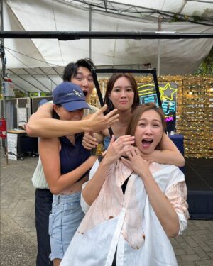 Tay Ying Instagram - 我们是来卖食物的吗？怎么突然那么暴力 HAHAHA 幸好我们是好朋友 🤣 Was such a fun challenge though had us rolling on the floor laughing HAHA hope your head is ok @zhaisiming 🤕
#PasarMalamStars #夜市新手 🌟
