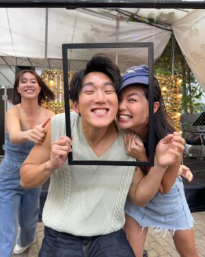 Tay Ying Instagram - 我们是来卖食物的吗？怎么突然那么暴力 HAHAHA 幸好我们是好朋友 🤣 Was such a fun challenge though had us rolling on the floor laughing HAHA hope your head is ok @zhaisiming 🤕
#PasarMalamStars #夜市新手 🌟