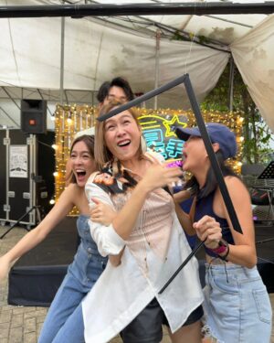 Tay Ying Instagram - 我们是来卖食物的吗？怎么突然那么暴力 HAHAHA 幸好我们是好朋友 🤣 Was such a fun challenge though had us rolling on the floor laughing HAHA hope your head is ok @zhaisiming 🤕
#PasarMalamStars #夜市新手 🌟